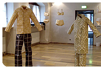 Peggy Schneider, Wandbekleidung 2004, Skulpturen aus Tapete