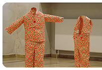 Peggy Schneider, Wandbekleidung 2004, Skulpturen aus Tapete